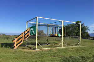Camping Les Fontaines - Trampolin auf dem Campingplatz