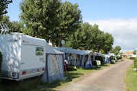 Camping Les Fosses Rouges - Wohnwagen- und Zeltstellplatz vom Campingplatz