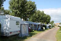 Camping Les Fosses Rouges - Wohnwagen- und Zeltstellplatz vom Campingplatz