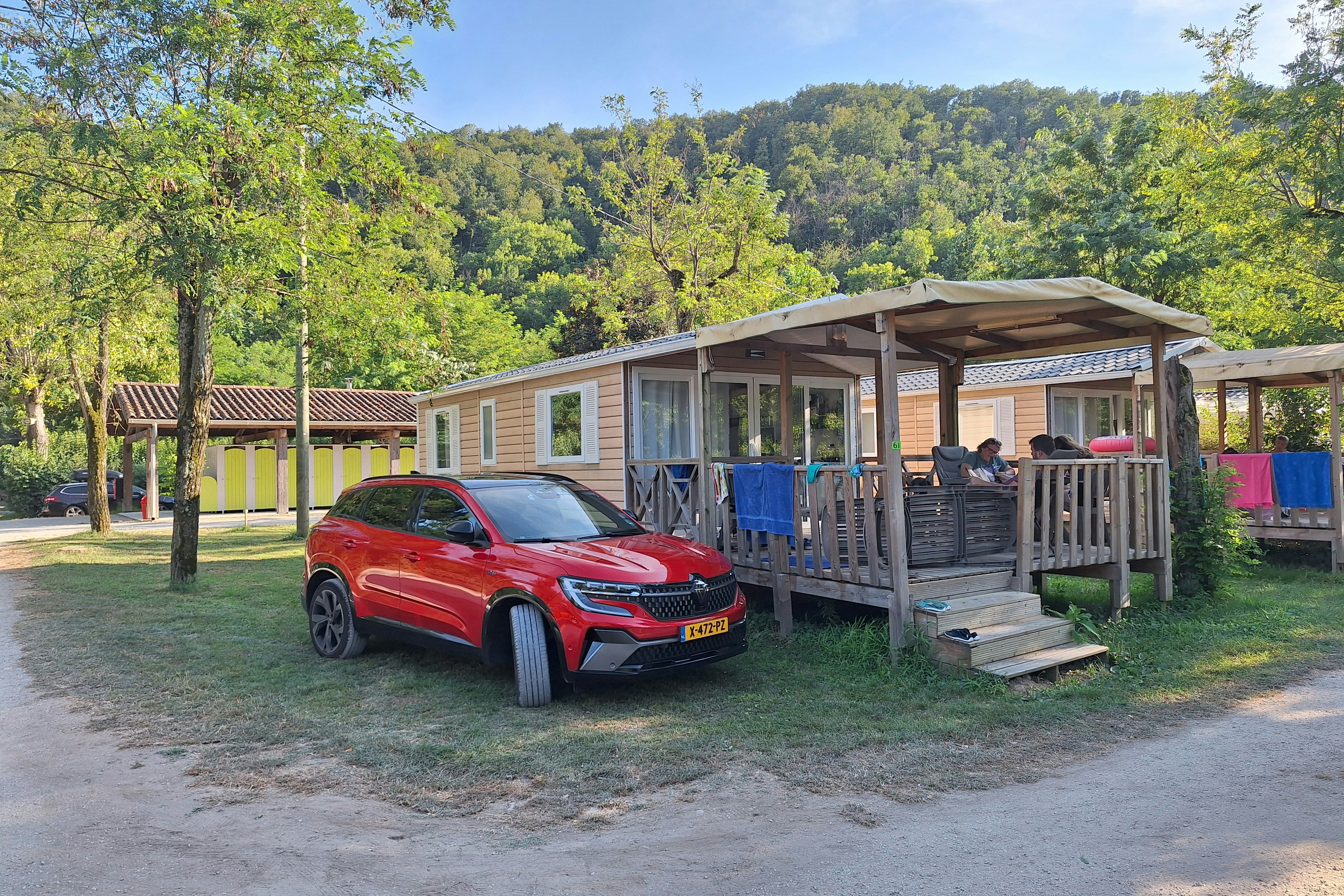 Camping Les Foulons  - Mobilheim mit Terrasse auf dem Campingplatz