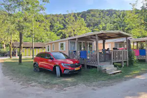 Camping Les Foulons - Mobilheim mit Terrasse auf dem Campingplatz