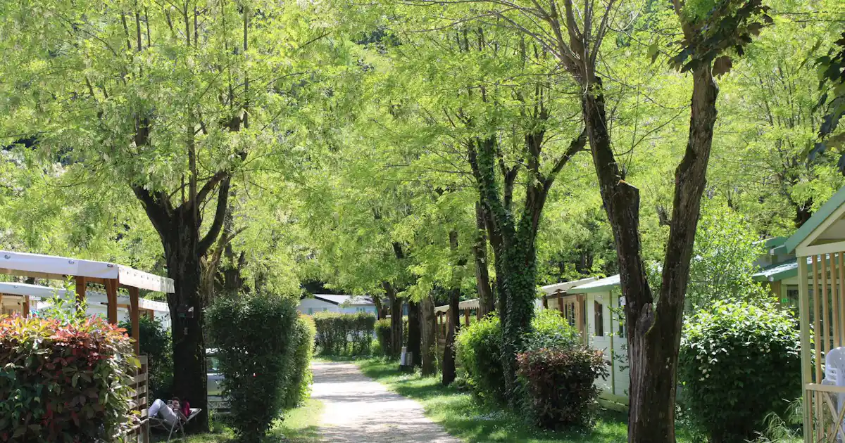 Liegt der Camping Les Foulons am Fluss?