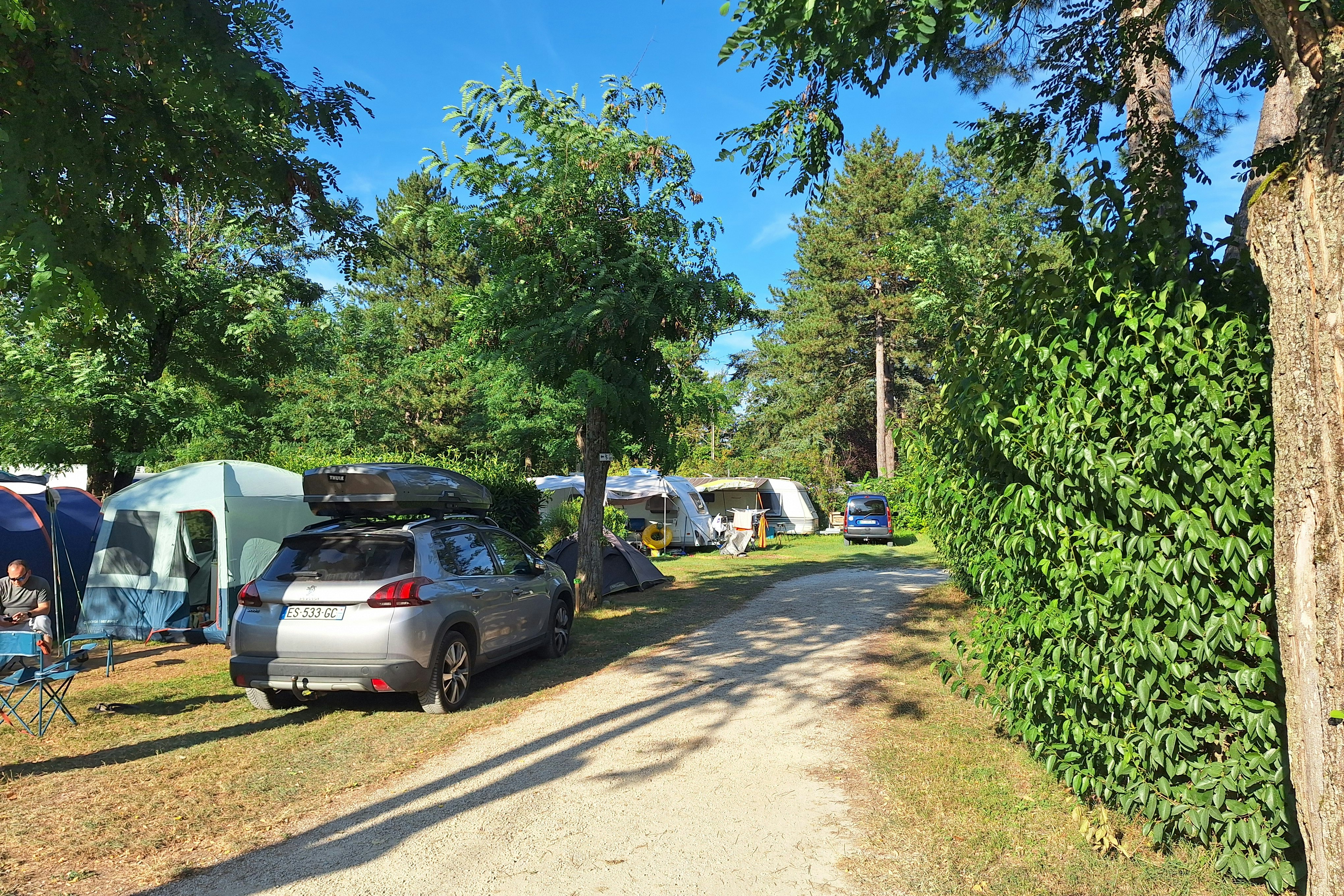 Camping Les Foulons - Standplätze im Grünen auf dem Campingplatz