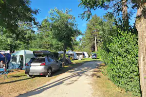 Camping Les Foulons - Standplätze im Grünen auf dem Campingplatz