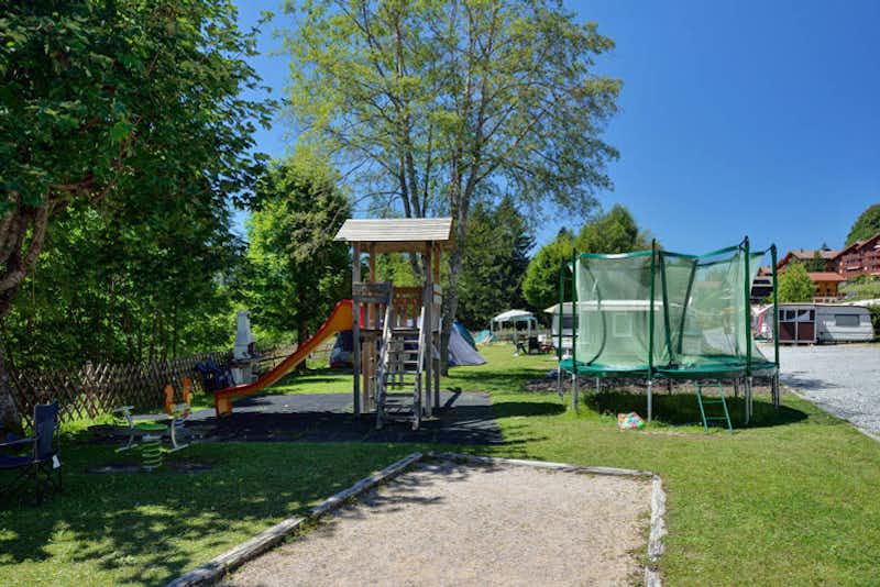 Camping Les Frassettes -  Spielplatz mit großem Trampolin auf dem Campingplatz