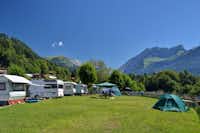 Camping Les Frassettes -  Wohnwagen- und Zeltstellplatz auf grüner Wiese mit Blick auf die Berge