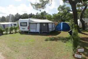 Camping Les Galets de la Mollière - Wohnwagen- und Zeltstellplatz im Grünen auf dem Campingplatz