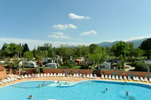 Camping Les Galets - Poolbereich und Wohnwagen- und Zeltstellplatz auf dem Campingplatz