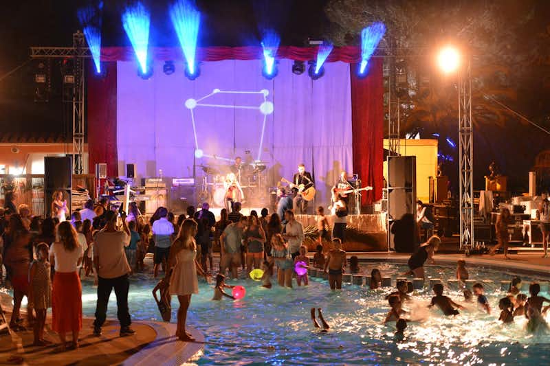 Camping Les Galets - Konzert am  Poolbereich 