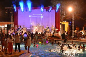 Camping Les Galets - Konzert am Poolbereich