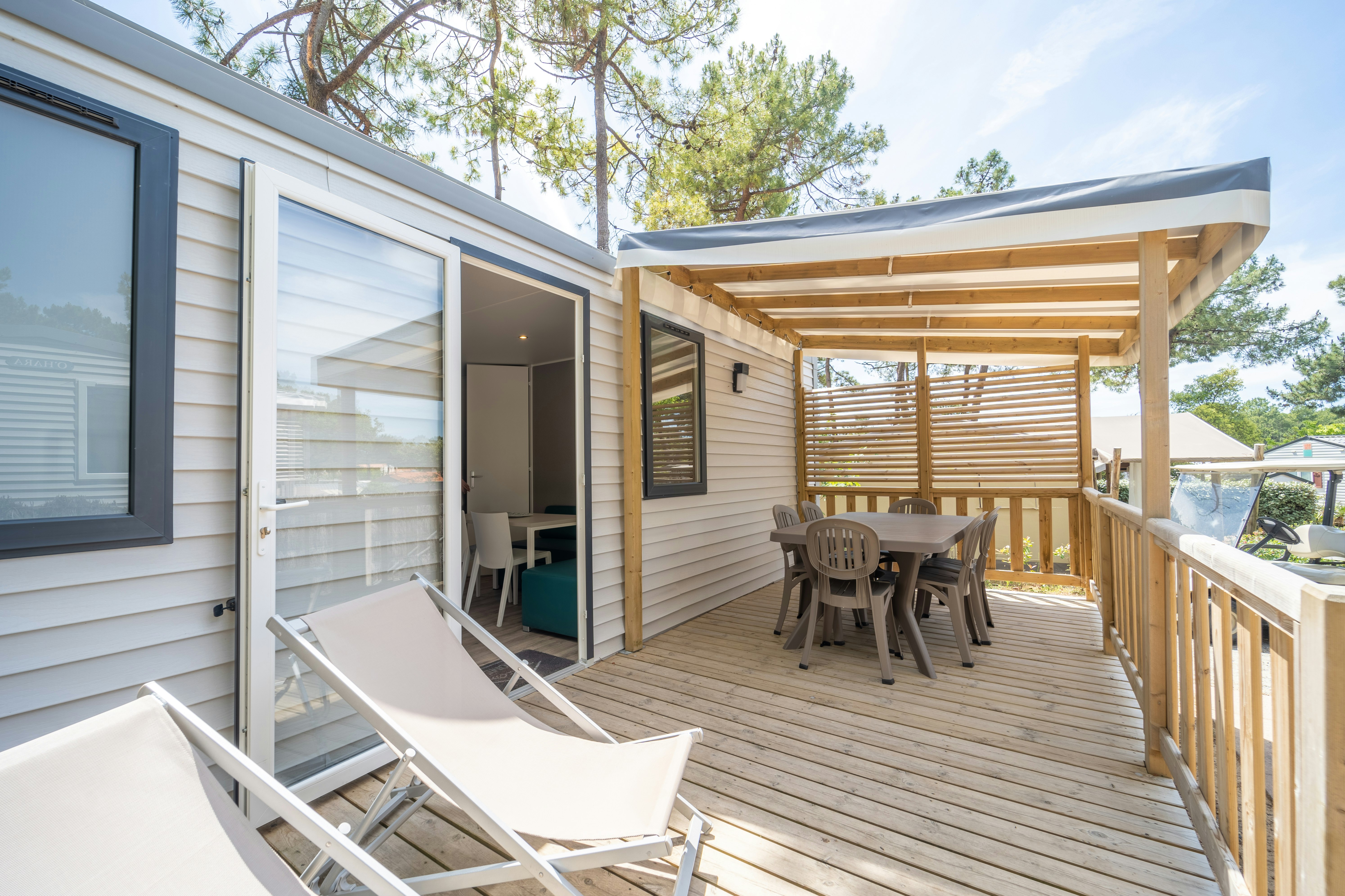 Camping Les Genêts  - Mobilheim mit Terrasse auf dem Campingplatz