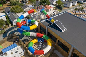 Camping Les Genêts - Rutschen im Wasserpark des Campingplatzes