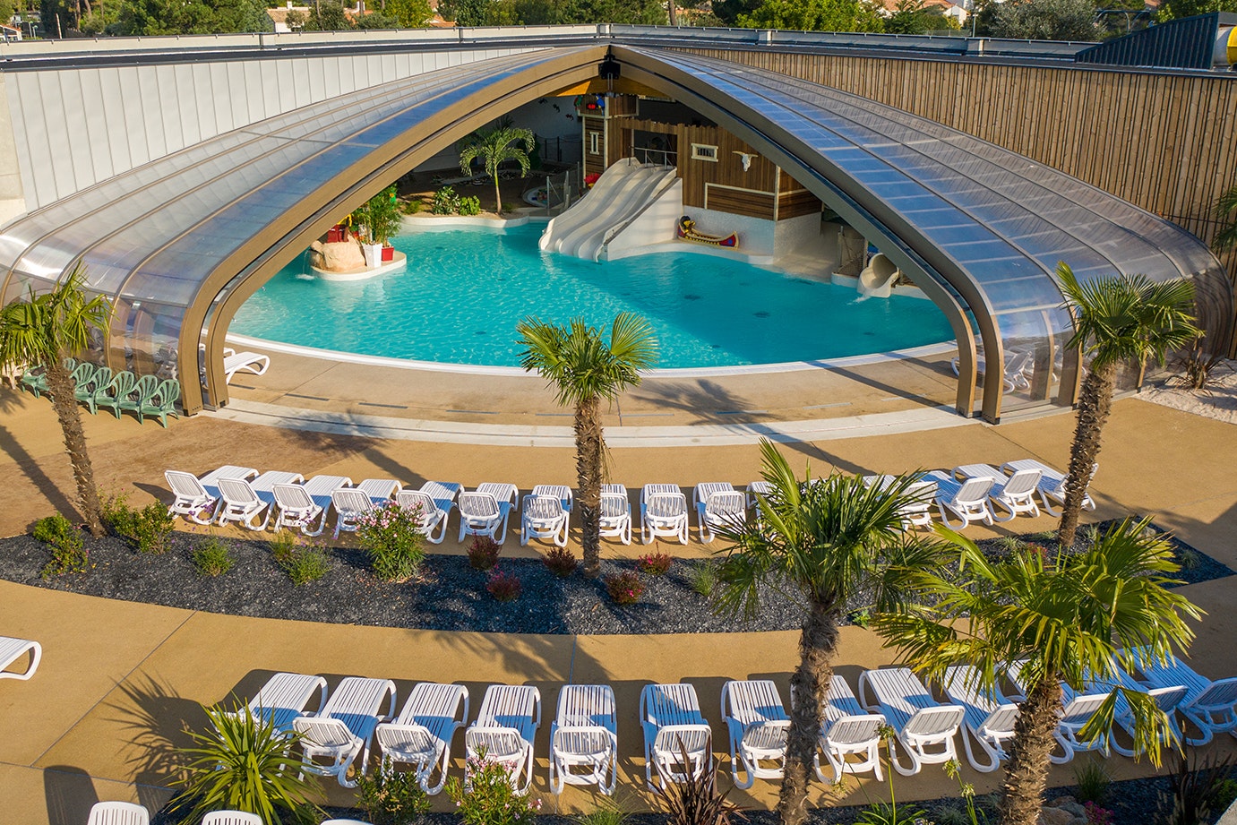 Camping Les Genêts - Blick auf den Pool mit Überdachung