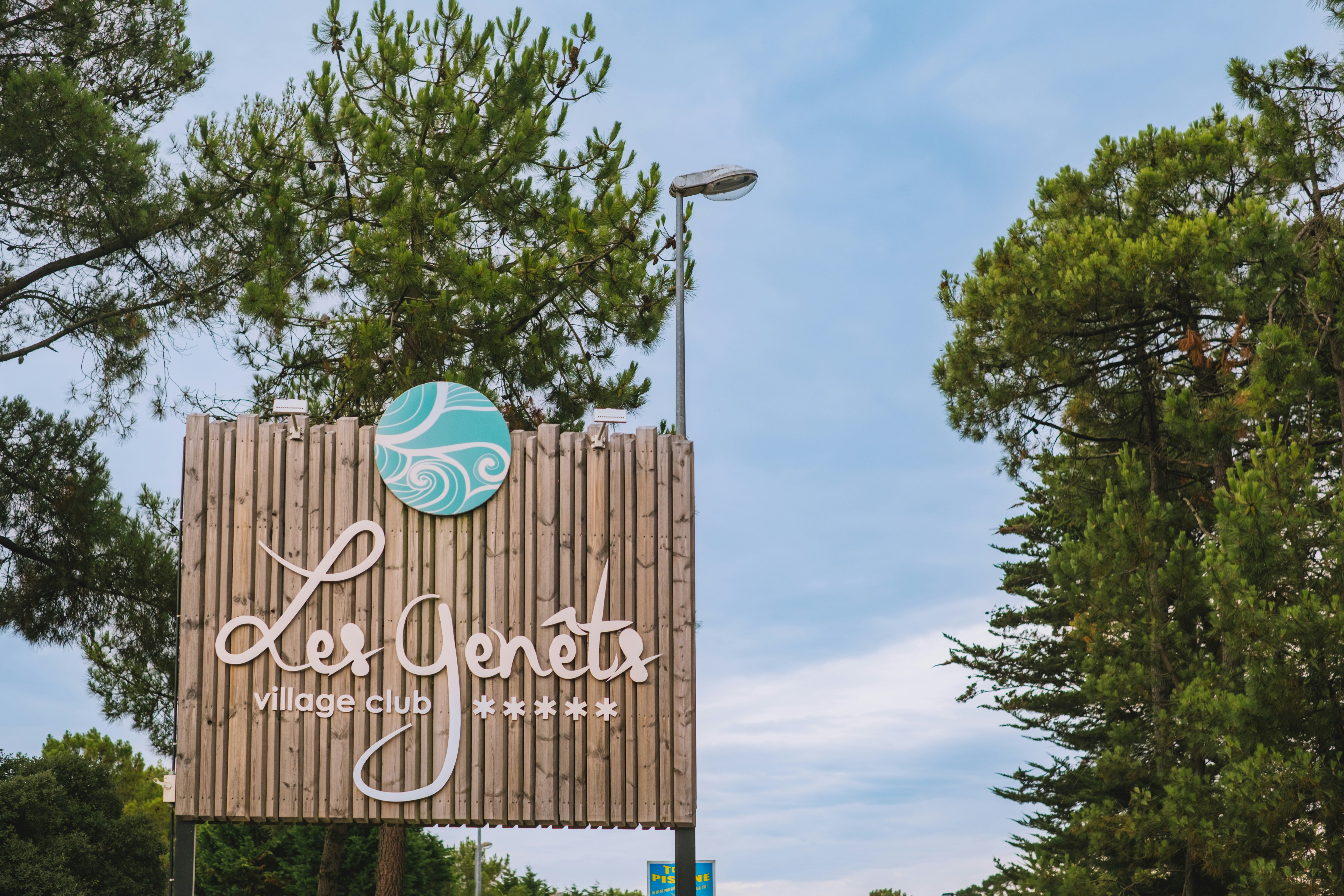 Camping Les Genêts - Eingangsschild des Campingplatzes