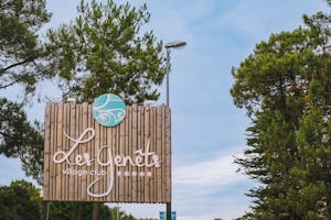 Camping Les Genêts - Eingangsschild des Campingplatzes