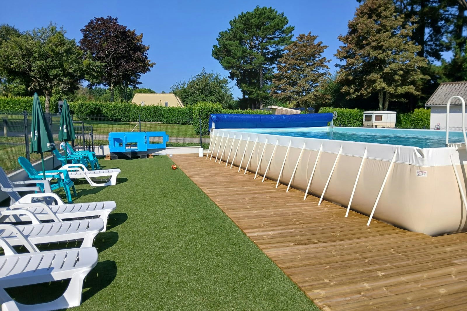 Camping Les Genets d'Or  - Pool im Freien mit Liegestühlen und Sonnenschirmen