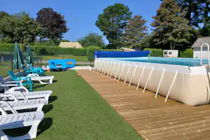 Camping Les Genets d'Or - Pool im Freien mit Liegestühlen und Sonnenschirmen