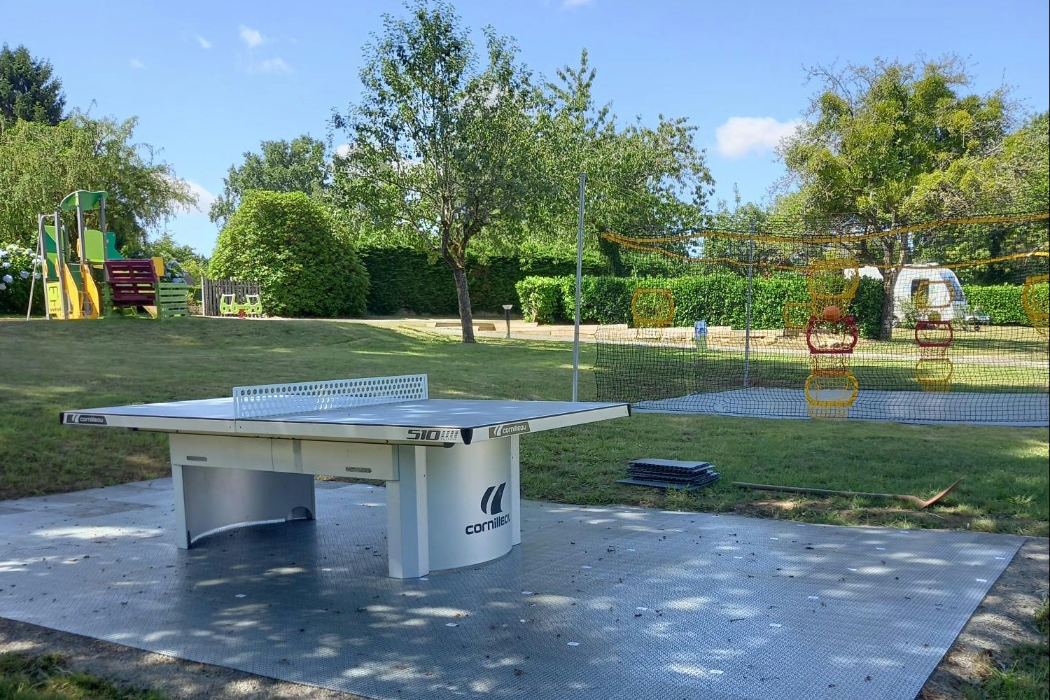 Camping Les Genets d'Or - Kinderspielplatz, Sportplatz und Tischtennisplatte auf dem Campingplatz