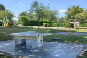 Camping Les Genets d'Or - Kinderspielplatz, Sportplatz und Tischtennisplatte auf dem Campingplatz