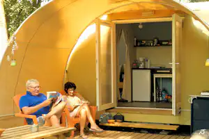 Camping Les Genêts d'Or - Gäste beim Entspannen auf der Veranda eines Glamping-Zeltes