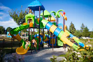 Camping Les Genêts - Kinderspielplatz auf dem Campingplatz