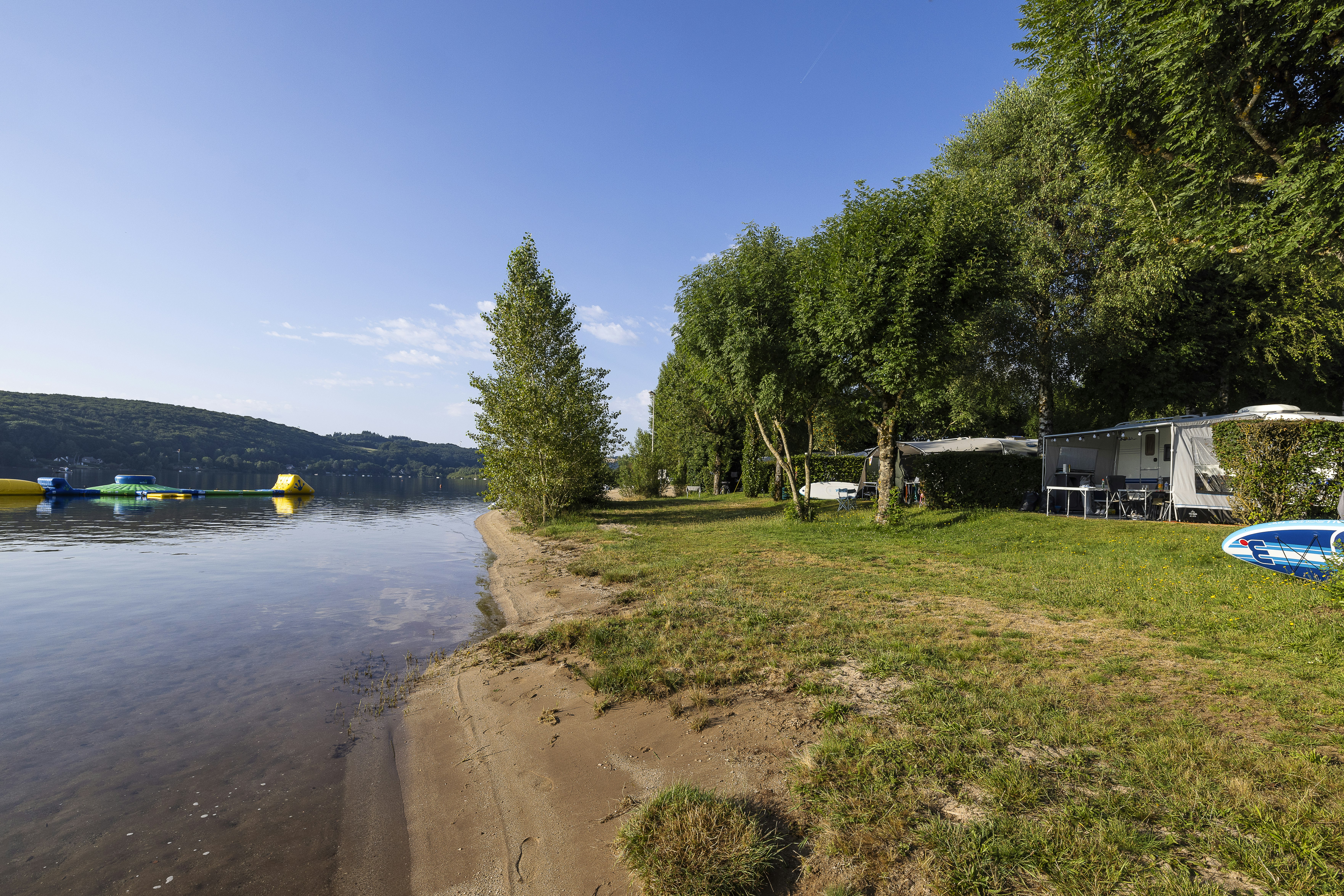 Camping Les Genêts - Standplätze am Wasser
