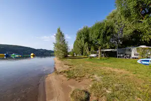 Camping Les Genêts - Standplätze am Wasser