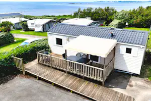 Camping Les Goélands - Mobilheim mit Terrasse auf dem Campingplatz
