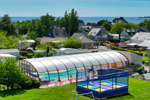 Camping Les Goélands - Überdachter Pool und Trampoline auf dem Campingplatz