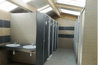 Camping Les Goélands - Sanitärgebäude mit Waschbecken, Spiegel, Toiletten und Duschen