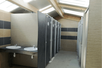 Camping Les Goélands - Sanitärgebäude mit Waschbecken, Spiegel, Toiletten und Duschen