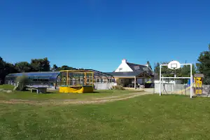 Camping Les Goélands - Sportplatz und Spielplatz vom Campingplatz