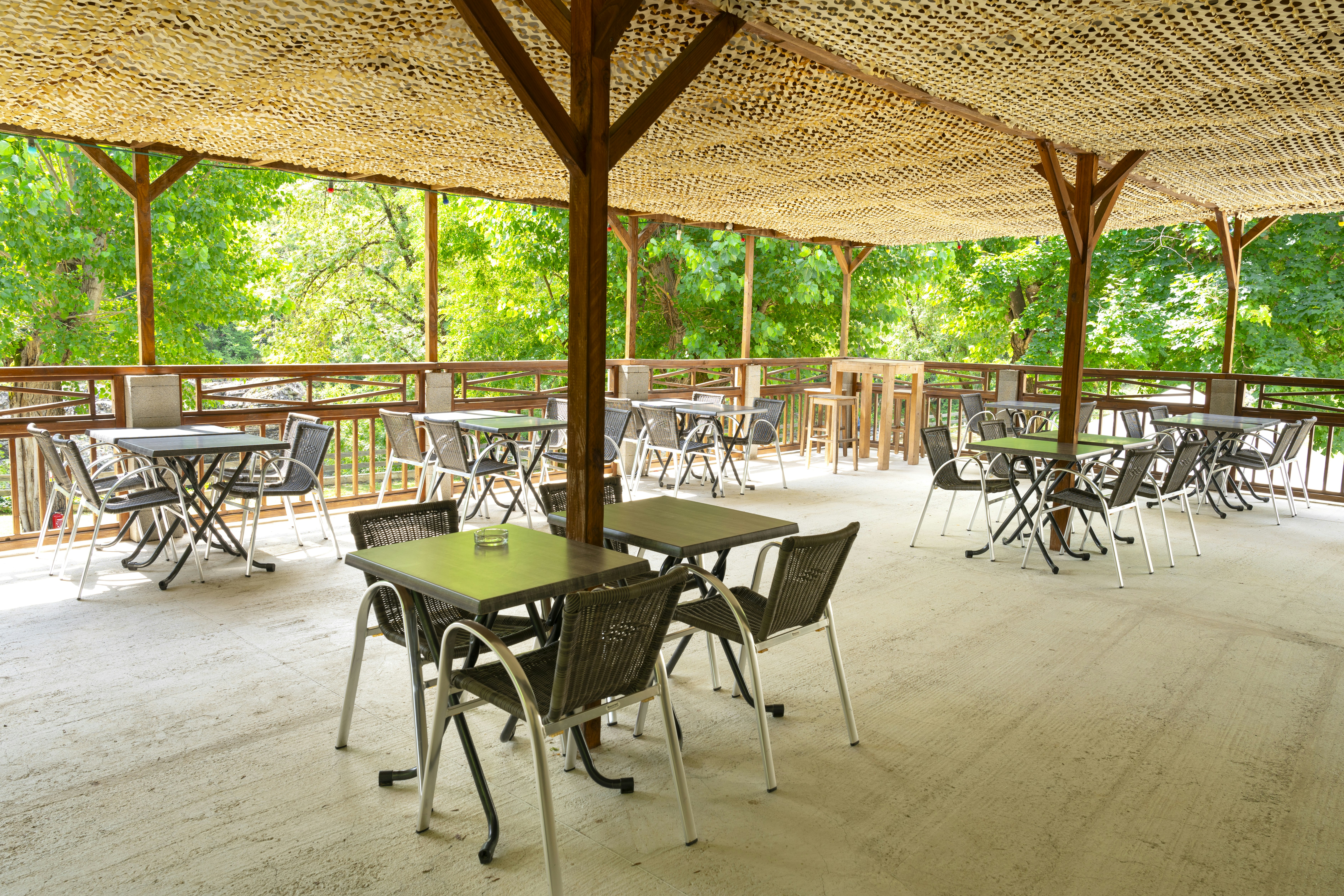 Camping Les Gorges de l'Hérault - Offener Restaurantbereich