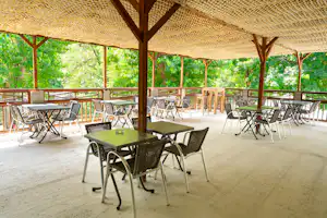 Camping Les Gorges de l'Hérault - Offener Restaurantbereich