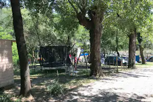 Camping Les Gorges de l'Hérault - Spielplatz für Kinder mit Trampolin