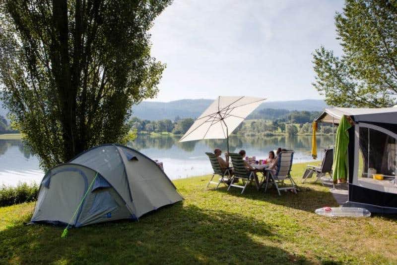 Camping Les Gorges de l'Oignin  -  Camper auf dem Wohnwagen- und Zeltstellplatz vom Campingplatz am Ufer vom See