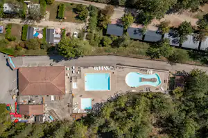 Camping Les Gorges de l'Oignin Camping Paradis Les Gorges du Haut Bugey - Campingplatz aus der Vogelperspektive