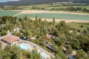 Camping Les Gorges de l'Oignin Camping Paradis Les Gorges du Haut Bugey - Luftaufnahme des Campingplatzes am Fluss
