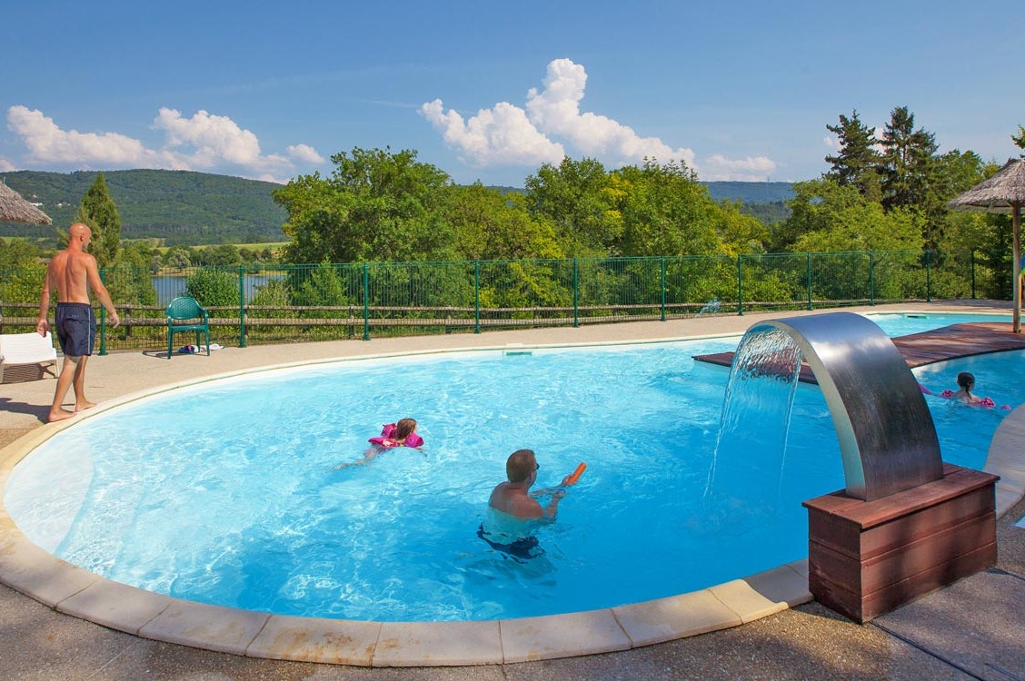 Camping Les Gorges de l'Oignin  Camping Paradis Les Gorges du Haut Bugey - Pool im Freien auf dem Campingplatz