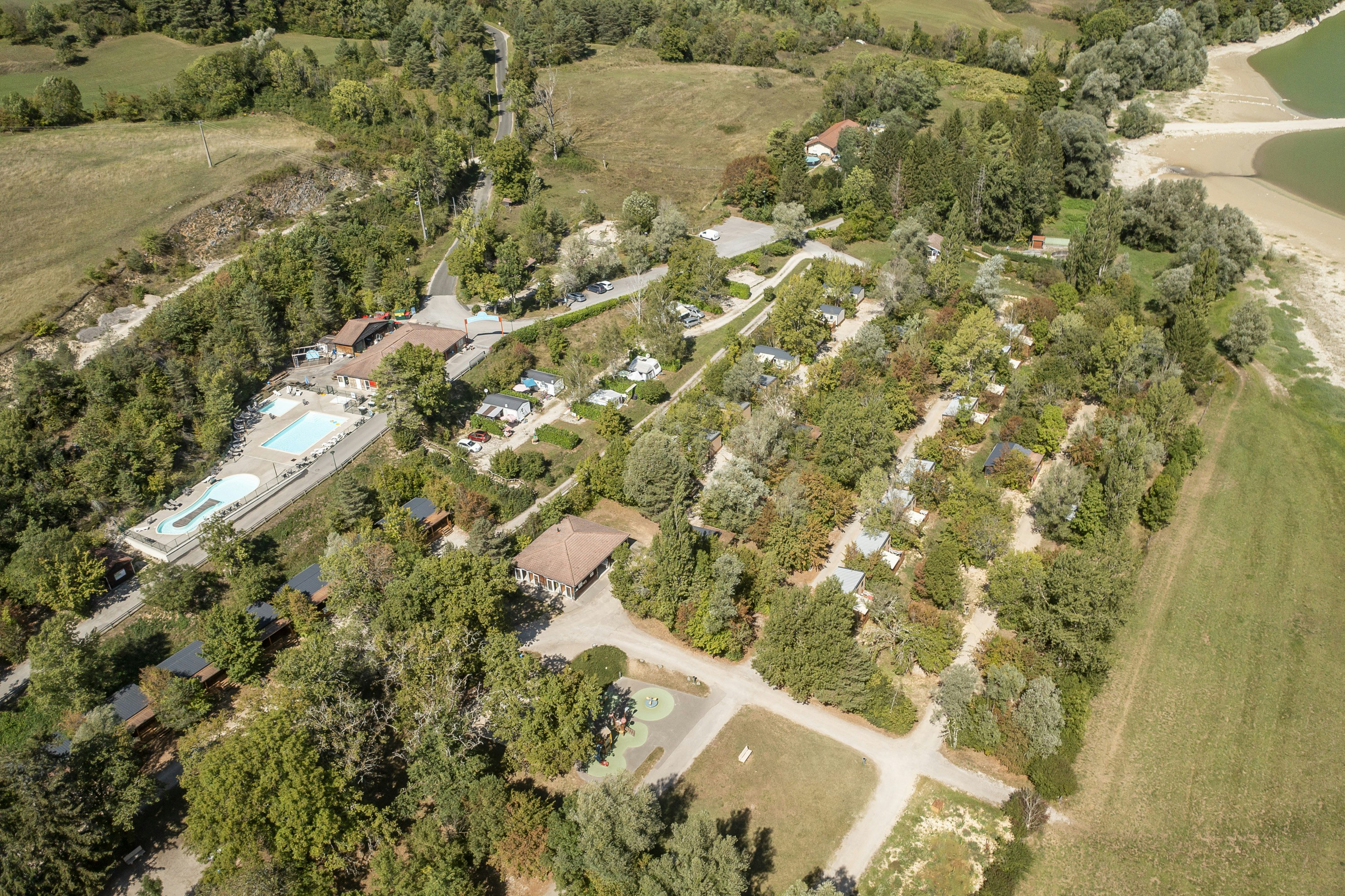 Camping Paradis Les Gorges du Haut Bugey  - Campingplatz aus der Vogelperspektive