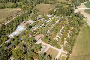 Camping Paradis Les Gorges du Haut Bugey - Campingplatz aus der Vogelperspektive