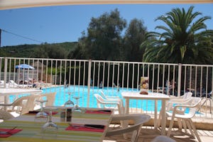 Camping Les Gorges du Loup - - Restaurant vom Campingplatz mit Terrasse am Pool