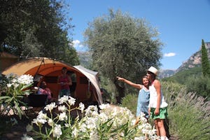 Camping Les Gorges du Loup - Camper auf dem Stellplatz vom Campingplatz im Grünen