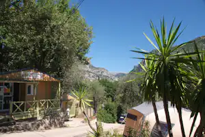 Camping Les Gorges du Loup - Hauptgebäude und Stellplatz vom Campingplatz mit Blick auf die Berge im Parc naturel régional des Préalpes d'Azur