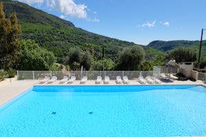 Camping Les Gorges du Loup - Pool vom Campingplatz mit Liegestühlen in der Sonne