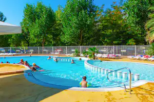 Camping Les Gorges - Camper im Pool vom Campingplatz