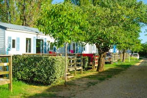 Camping Les Gorges - Mobilheime vom Campingplatz mit Veranden im Grünen