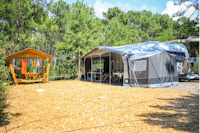 Camping Les Grands Pins - Wohnmobil- und  Wohnwagenstellplätze auf dem Campingplatz