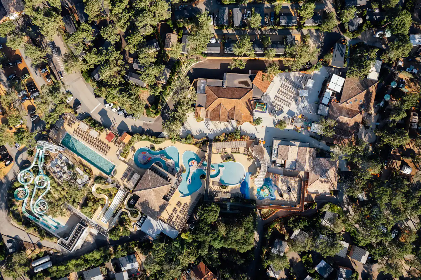 Yelloh! Village Les Grands Pins - Luftaufnahme des Campingplatzes mit Wasserpark