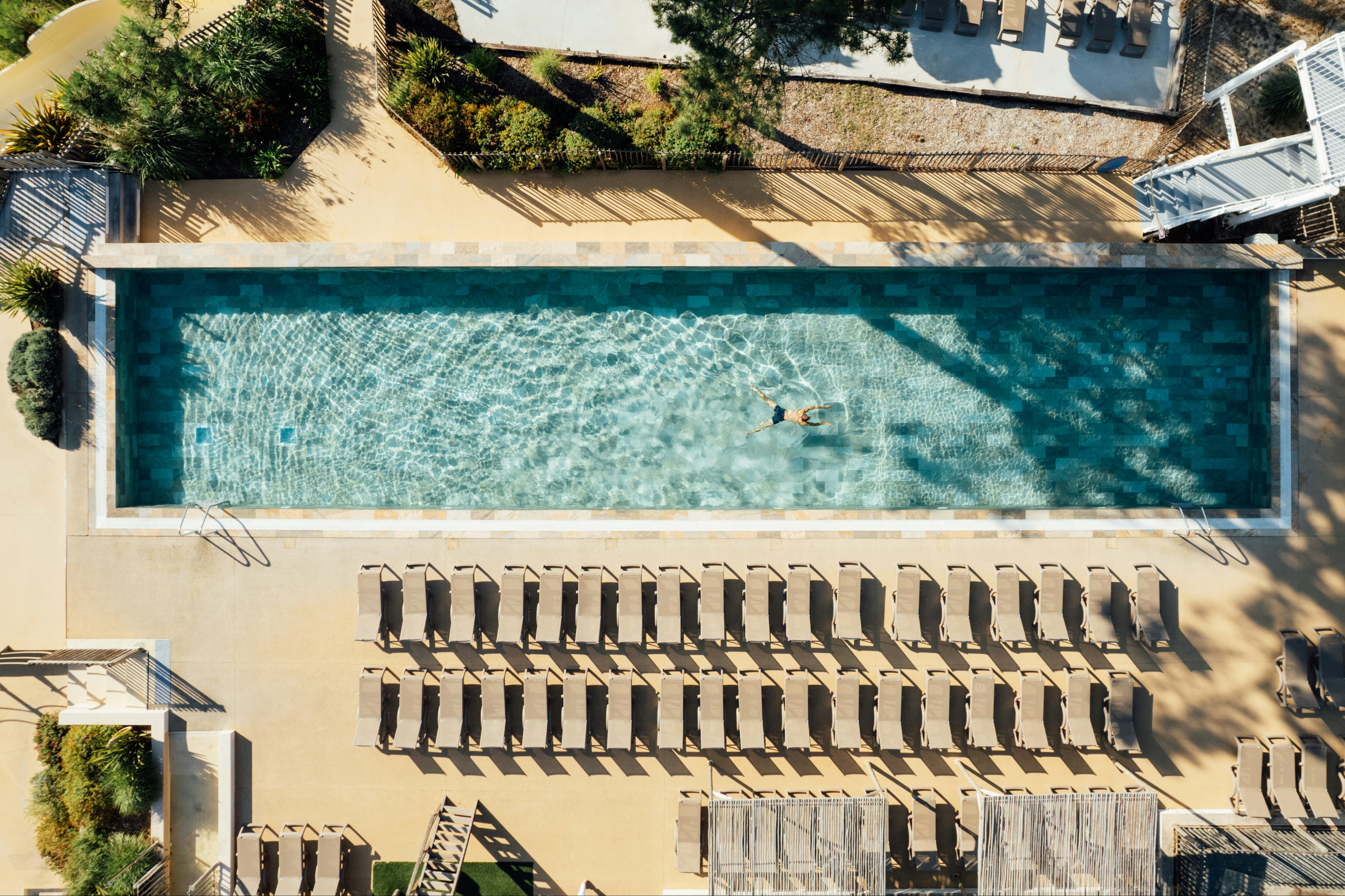 Yelloh! Village Les Grands Pins - Blick auf den Pool im Freibad aus der Vogelperspektive